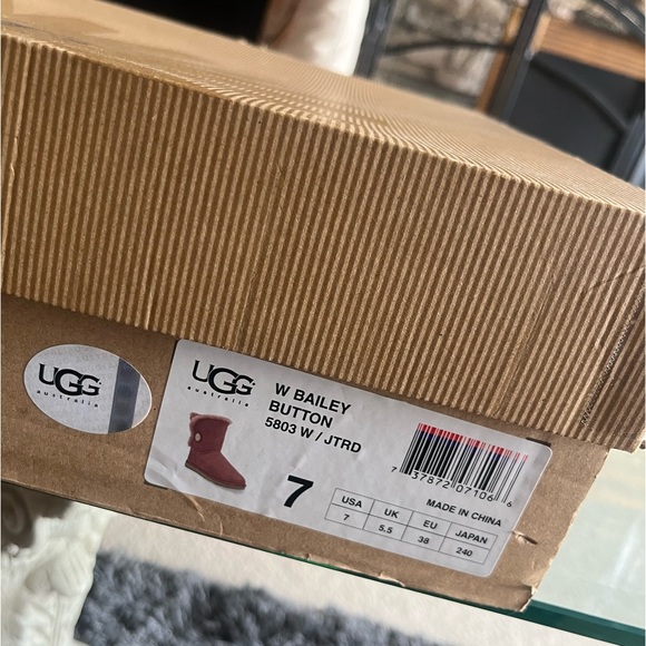 💯 AUTHENTIC- RED BAILEY BUTTON SHORT UGGS - SIZE 7 -ORIGINAL BOX- WORN ONCE !!! - Picture 8 of 10